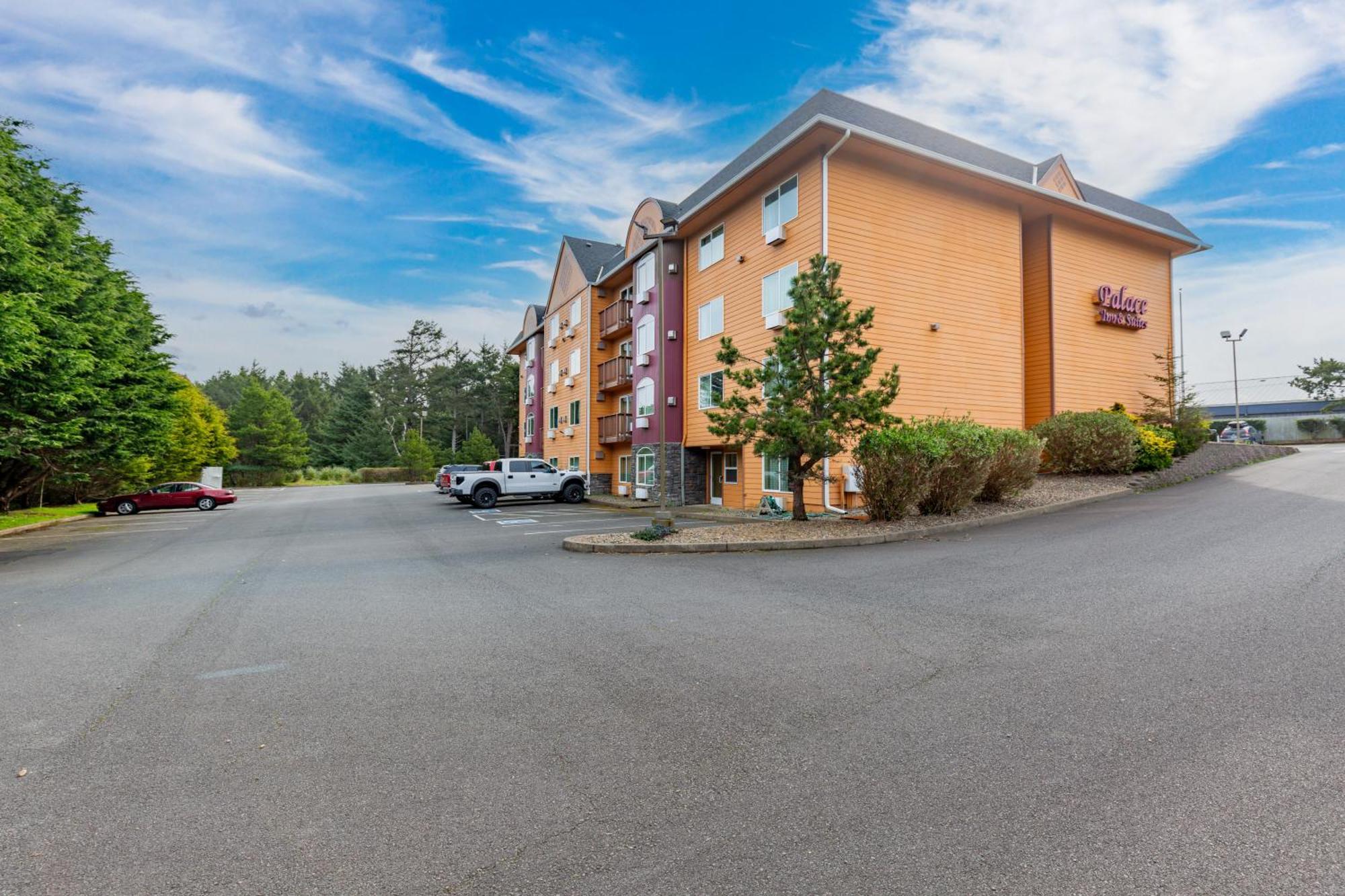 Palace Inn & Suites Lincoln City Bagian luar foto
