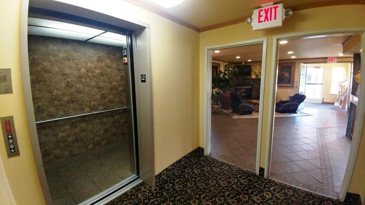 Palace Inn & Suites Lincoln City Bagian luar foto
