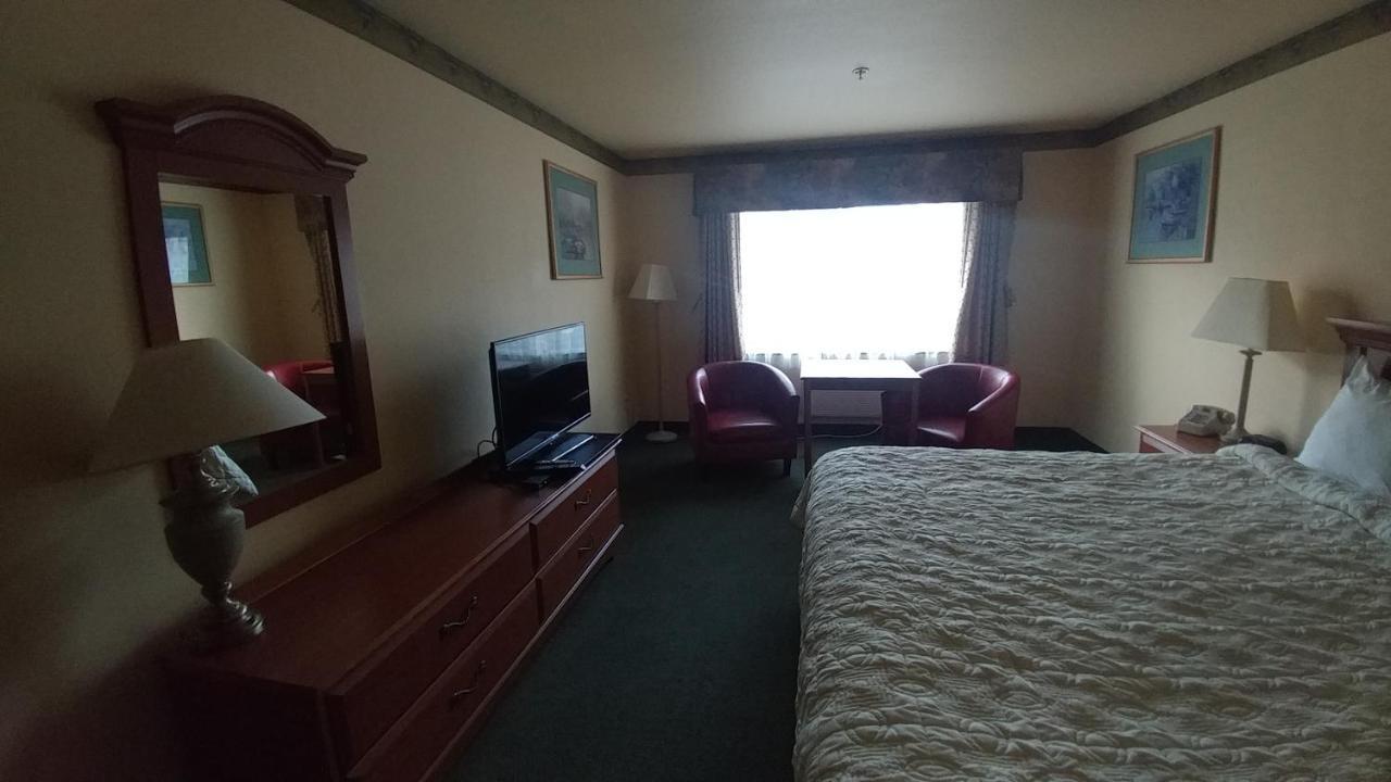 Palace Inn & Suites Lincoln City Bagian luar foto